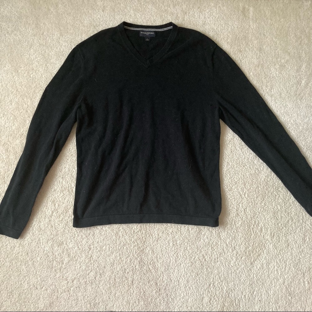 Black v neck crewneck